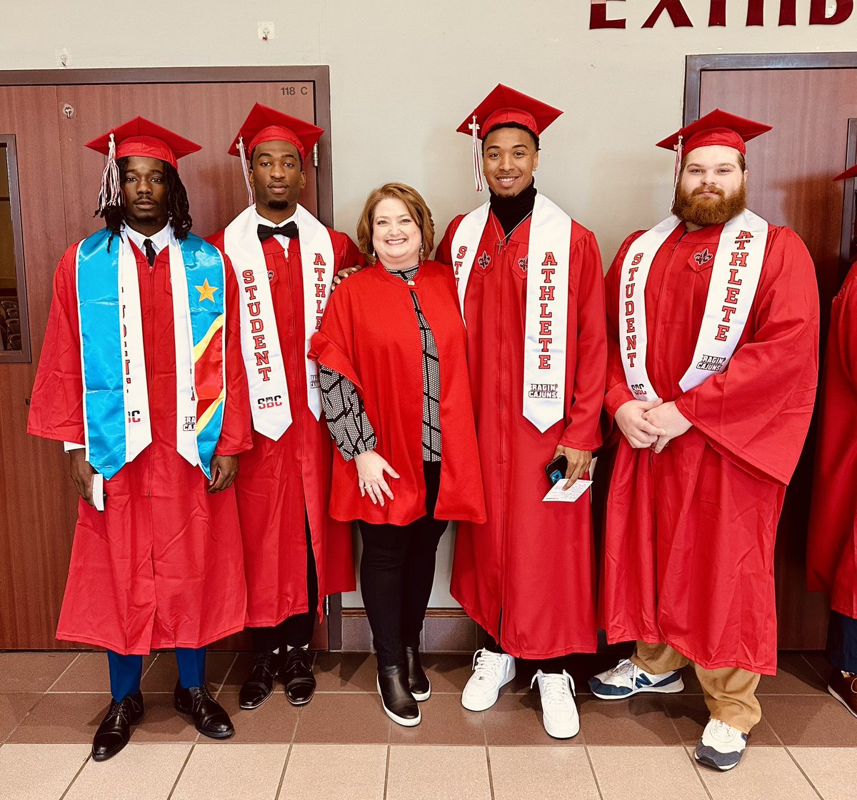 Another round of <a href="/RaginCajunsFB/">Louisiana Ragin’ Cajuns® Football</a> graduates ❤️🤟🏼❤️