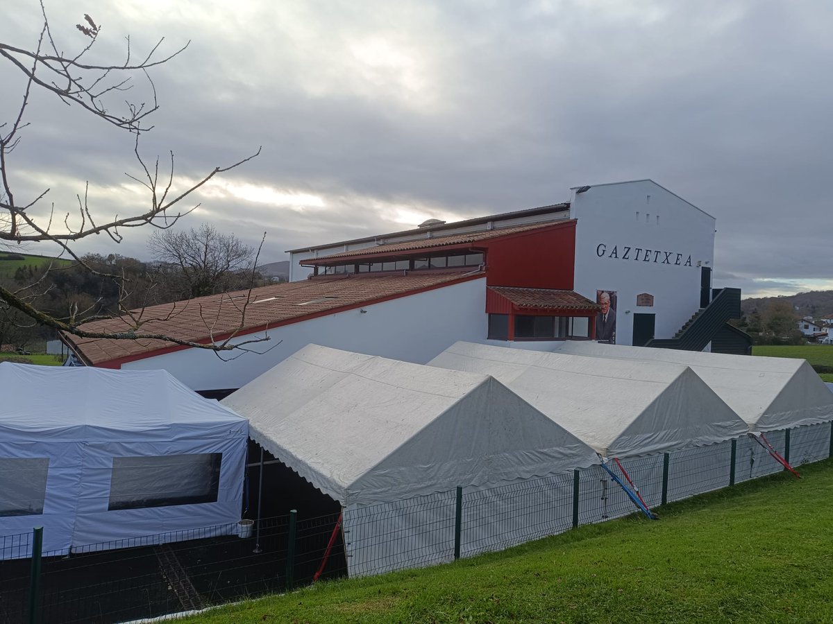 💥Suari buru egiteko <a href="/SUTAGARofizial/">Su Ta Gar</a> bihar Aiherran! Dena prest! 
👉20.00 Ixtaklok 
👉22.30 Su Ta Gar 
👉eta DJ Elepunto
Erreserba <a href="/helloasso/">HelloAsso</a> eta Hazparneko Lurra dendan