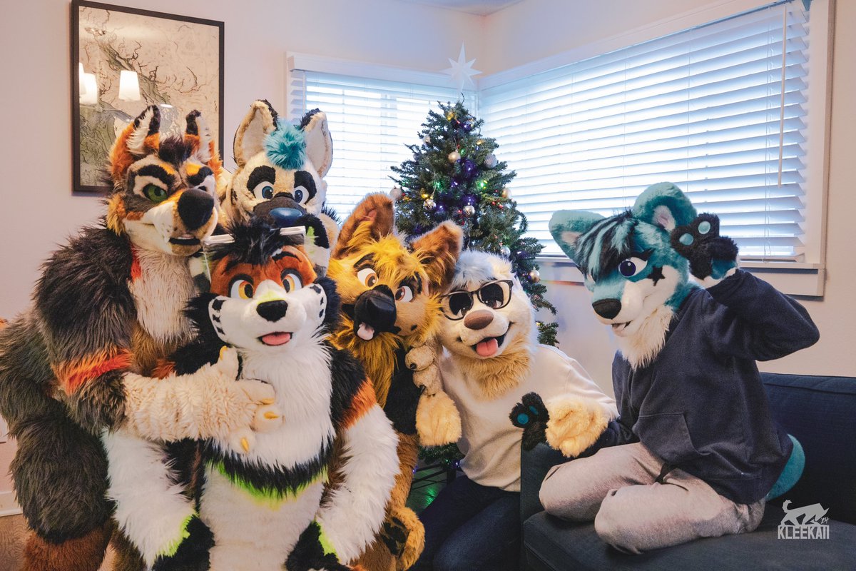 Happy Holidays from our Team to yours~ 
🐕: @torq_shep 
🐕: <a href="/PUPPINcaeks/">🌈Aoi🦄Puppi🇵🇸</a>