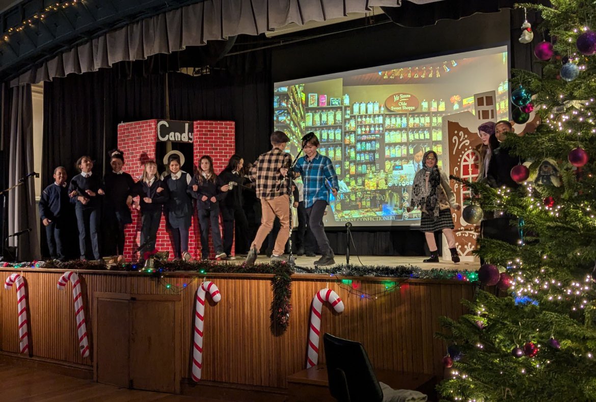 Last week, 4th and 5th class put on an amazing performance of Willy Wonka! 🍫🎭 The students did an incredible job, showcasing their talent and creativity. Well done to everyone involved!