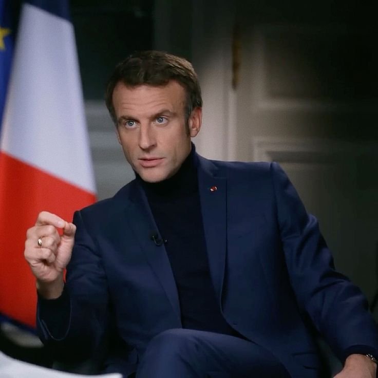 COSTESLionelEr's tweet photo. @JBOOVII @EmmanuelMacron Alors que les #journalistes et #commentateurs, toujours les mêmes, s'acharnent en vain sur @EmmanuelMacron, nous devons continuer à soutenir sans faille son action pour le bien de la 🇫🇷
Il est notre unique rempart contre les #extrémistes et les #populistes 🫶👌
#SoutienAuPR 🤝👐 https://t.co/HwE9yzH881