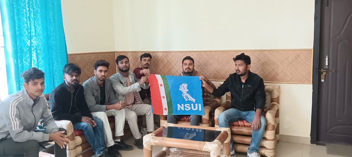 NSUIAssam's tweet photo. গুৱাহাটীত সংঘটিত হোৱা হিংসাত্মক পৰিস্থিতিৰ বিৰুদ্ধে যাতে কোনো প্ৰতিবাদ সাব্যস্ত কৰিব নোৱাৰে সেই গতিকে গণতান্ত্ৰিক প্ৰতিবাদক ভয় কৰা এই চৰকাৰে গোৱালপাৰা জিলা NSUI নেতৃবৰ্গক আটক কৰি ৰখা কাৰ্য্যক গৰিহণা জনাইছোঁ।
#assamunderattack
#NSUIAssam #NSUI https://t.co/b2z0XLP0cw