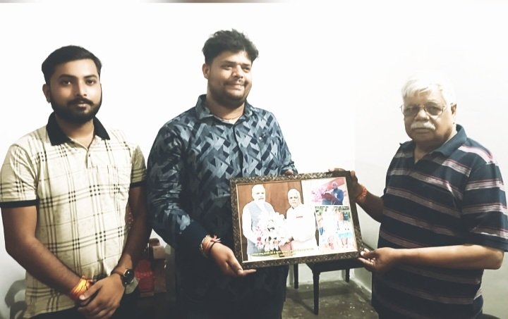 VineetPandeyAB1's tweet photo. 'वन नेशन, वन इलेक्शन' के लिए गठित संयुक्त संसदीय समिति (जेपीसी) के सदस्य के रूप में पलामू लोकसभा के लोकप्रिय सांसद श्री @vishnumppalamu सर को नामित करने पर माननीय प्रधानमंत्री श्री@narendramodi जी का आभार
 अभिभावक तुल्य सर को अनंत बधाई और शुभकामनायें!
@discoverCHANGE2 https://t.co/hhEw4MDPAp