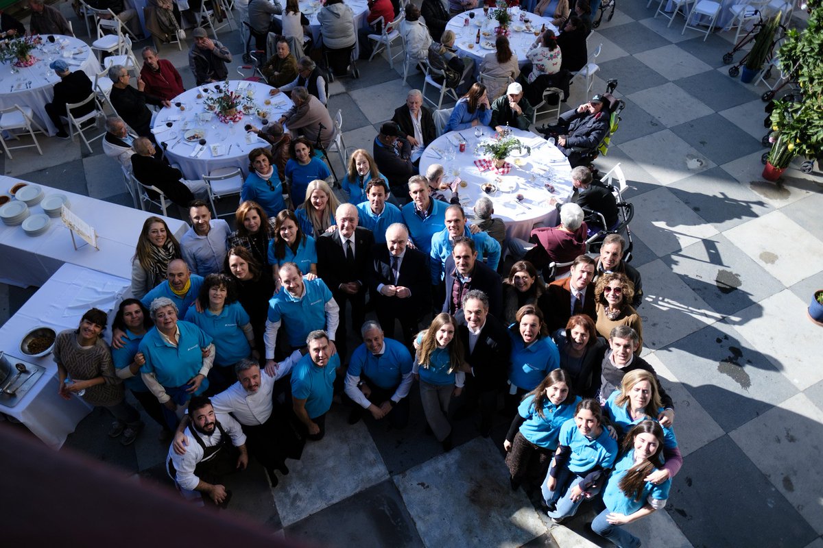 El alcalde, <a href="/pacodelatorrep/">Paco de la Torre</a>, ha saludado a los asistentes al almuerzo ‘Una Navidad solidaria por las personas mayores de Málaga', organizado por <a href="/FundlaCaixa/">Fundación ”la Caixa”</a>, <a href="/caixabank/">CaixaBank</a> y <a href="/LumenGastro/">Lumen Proyectos Gastronómicos</a> con la colaboración del Ayuntamiento y <a href="/MahosMlg/">MAHOS Málaga</a>, celebrado en el Corralón de Santa Sofía.