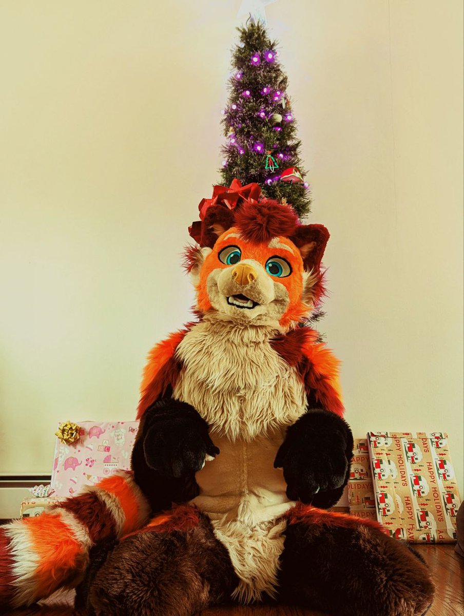 pandaReLeashed's tweet photo. @bigdragondick Santa deserves presents too https://t.co/DRehbWk4l4