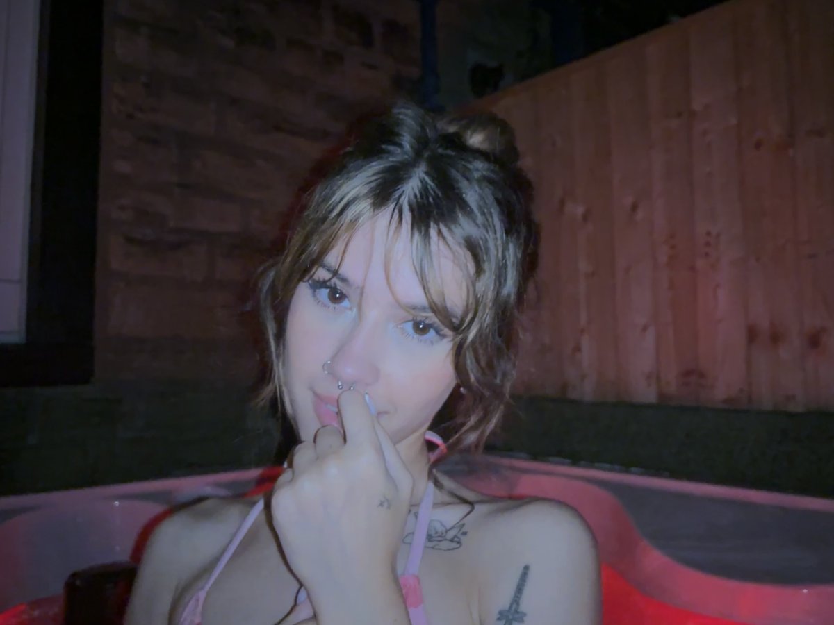 bbyannabellex's tweet photo. Imagine walking into your room and seeing me on your bed like this... What do you do? 😏 https://t.co/pGIT8Ew8qd