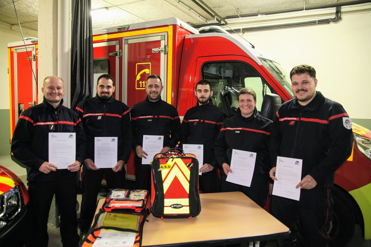 sdis31officiel's tweet photo. Le @sdis31officiel a déployé cette semaine les premiers kits ASU (Actes de Soins d’Urgence) dans la moitié de ses centres de secours. Ces kits vont permettre aux sapeurs-pompiers formés de pratiquer deux des actes de soins d’urgence prévus par la 𝗹𝗼𝗶 𝗠𝗮𝘁𝗿𝗮𝘀. https://t.co/Bum7bjdoZv