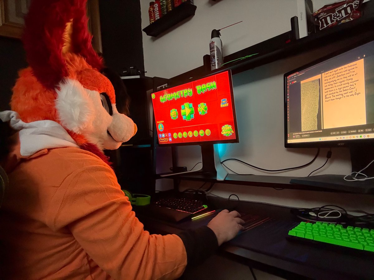 DakSenTheFox's tweet photo. The fox is about to play his favorite game on this #FursuitFriday https://t.co/DWwx6OMuxz