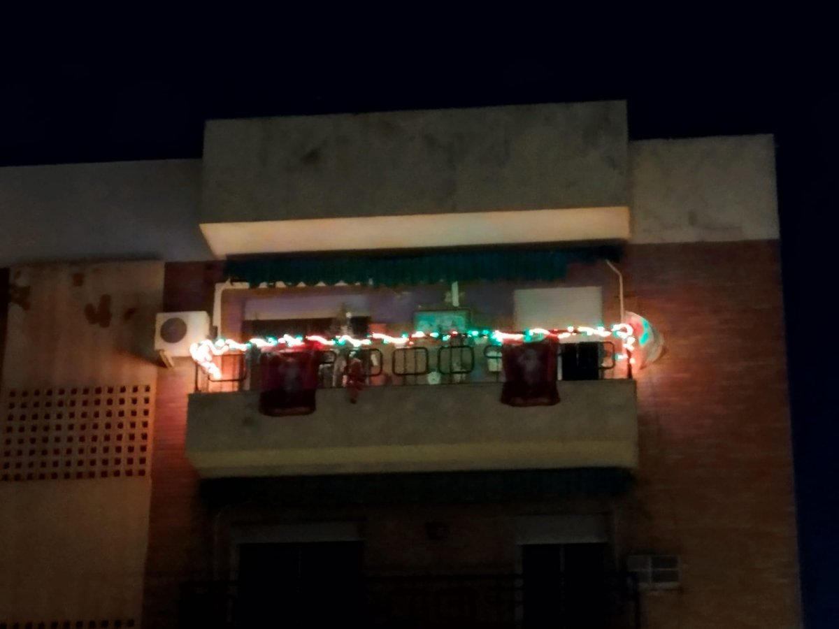 Todas las navidades, desafiando el frío y la oscuridad, cuando se hace la noche, recorro las calles de mi barrio y tomo fotografías y vídeos de todas aquellas viviendas que tienen sus ventanas, terrazas y fachadas decoradas con motivos navideños>>>