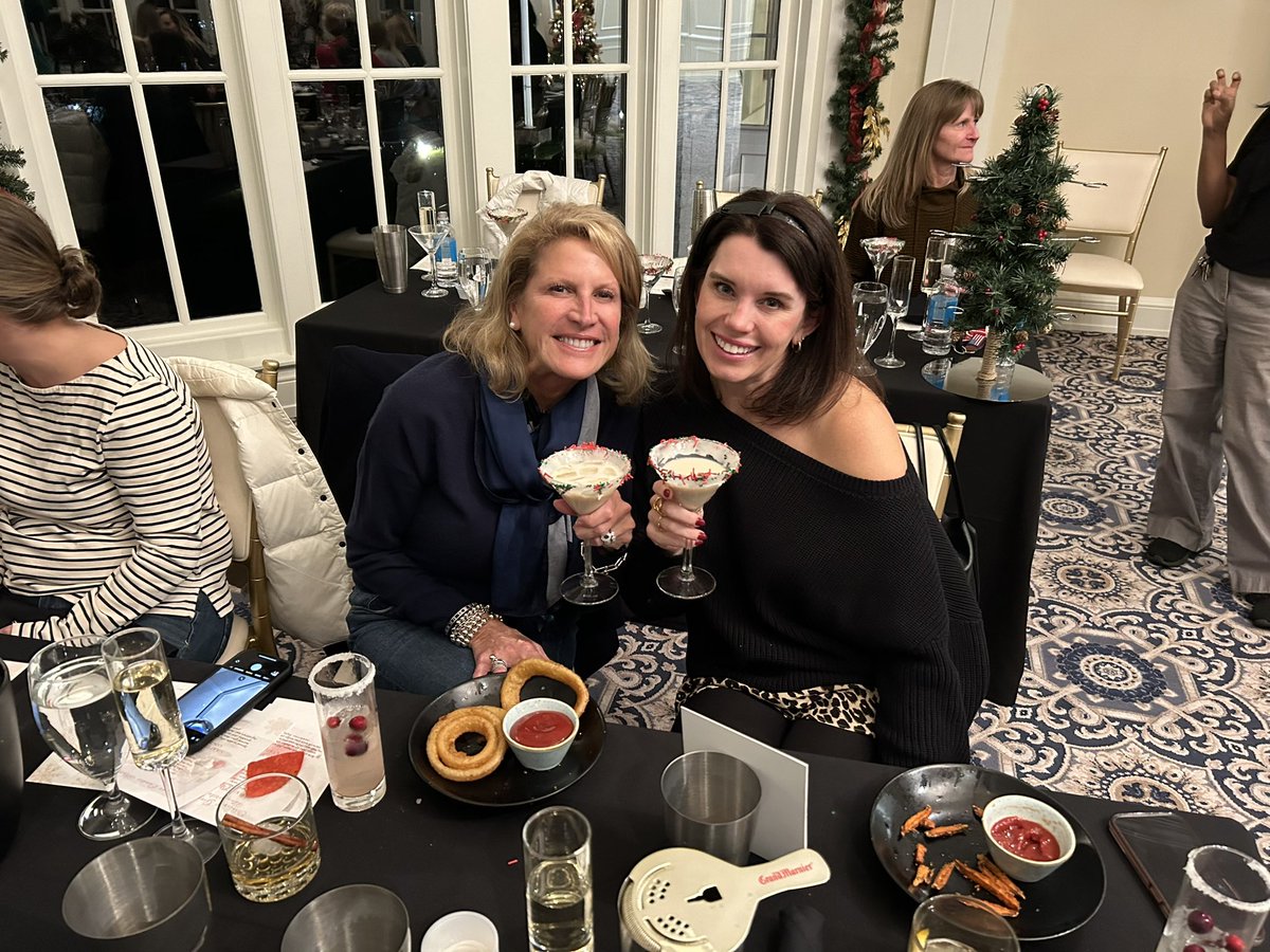 TrumpGolfDC's tweet photo. Holiday Cheers at @TrumpGolfDC ! โจ๐ธโจLast night was filled with festive fun as our members gathered for our Holiday Cocktail Making Class! ๐๐
#trumpgolf #cocktailclass #holidaycocktails https://t.co/SQEXMHRB3f
