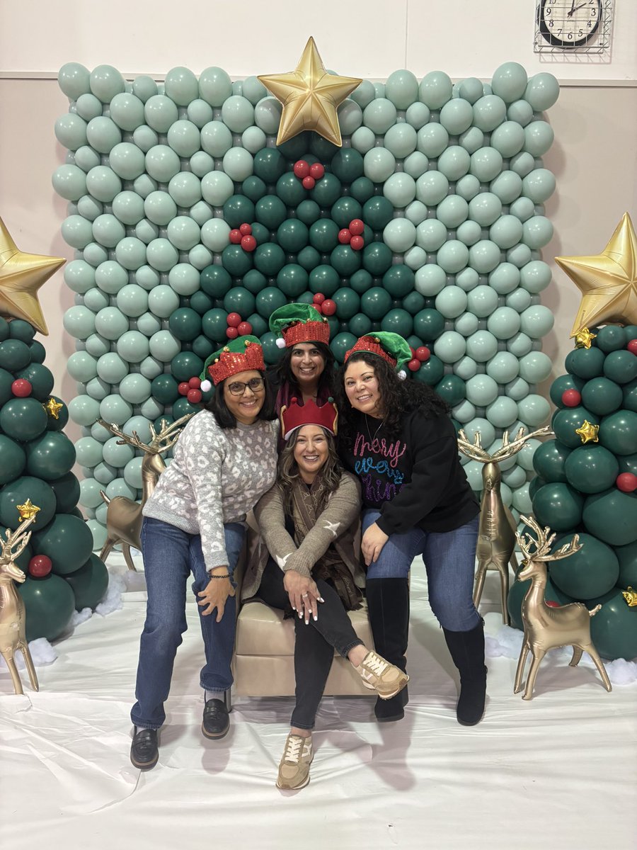 Wishing you a season filled with joy and laughter 🥰💚Love Team Keyes! <a href="/IrvingISD/">Irving ISD</a>