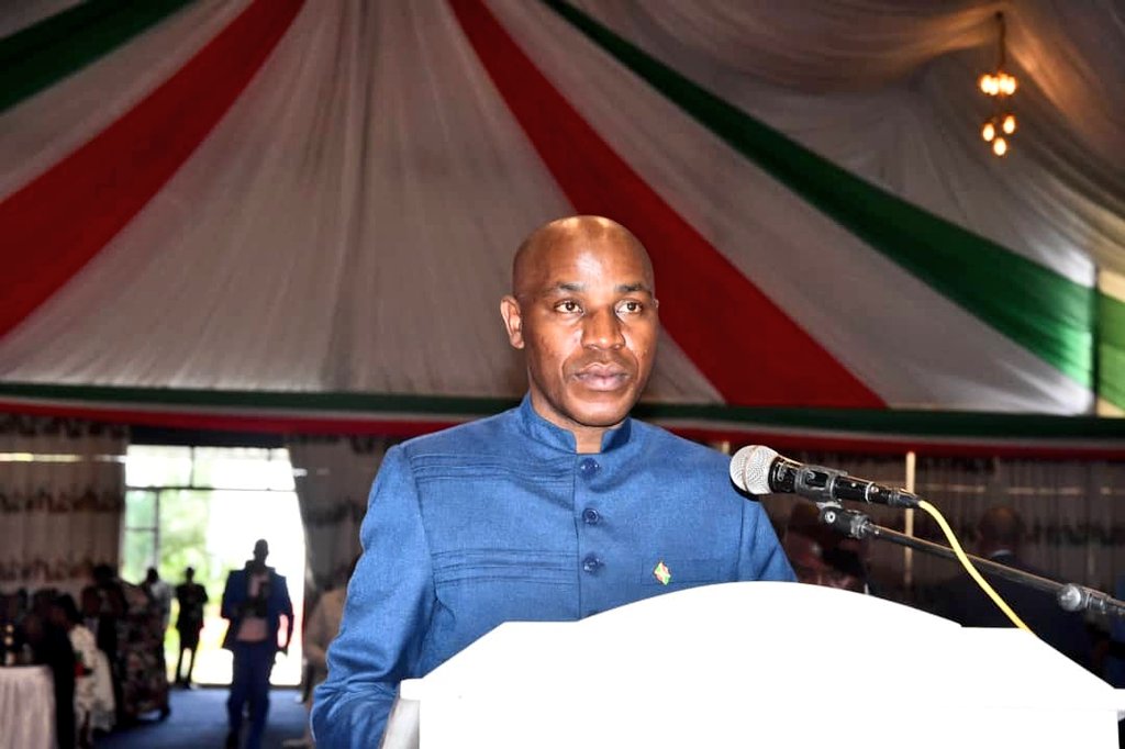 UbumweHebdo's tweet photo. Inzego z'umutekano no kwivuna abansi z'Uburundi zipfurije umwaka mwiza w'2025 Umukuru w'igihugu c'Uburundi n'umuryango wiwe.Haba mu gisata c'umutekano no kwivuna abansi, abashikiranganji babijewe Alain Tribert Mutabazi na Martin Niteretse bamenyesheje ko umwaka 2024 wageze neza. https://t.co/gmpf0nv8Lo