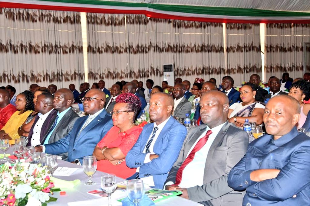 UbumweHebdo's tweet photo. Inzego z'umutekano no kwivuna abansi z'Uburundi zipfurije umwaka mwiza w'2025 Umukuru w'igihugu c'Uburundi n'umuryango wiwe.Haba mu gisata c'umutekano no kwivuna abansi, abashikiranganji babijewe Alain Tribert Mutabazi na Martin Niteretse bamenyesheje ko umwaka 2024 wageze neza. https://t.co/gmpf0nv8Lo