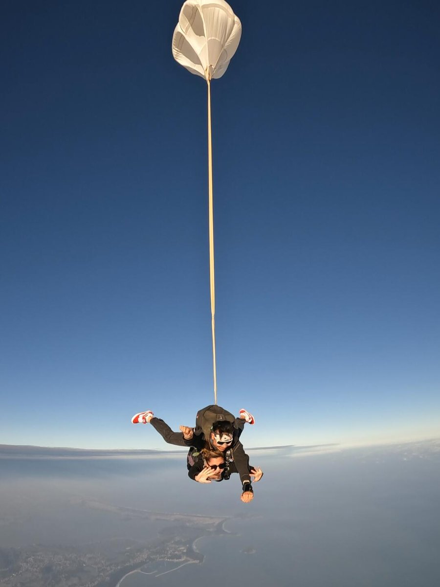 bdowppp's tweet image. 🎉 Skydiving allows you to break through your own limitations and fly higher into the sky. Take part in this adventure, remember to bring your courage and smile! #parachute