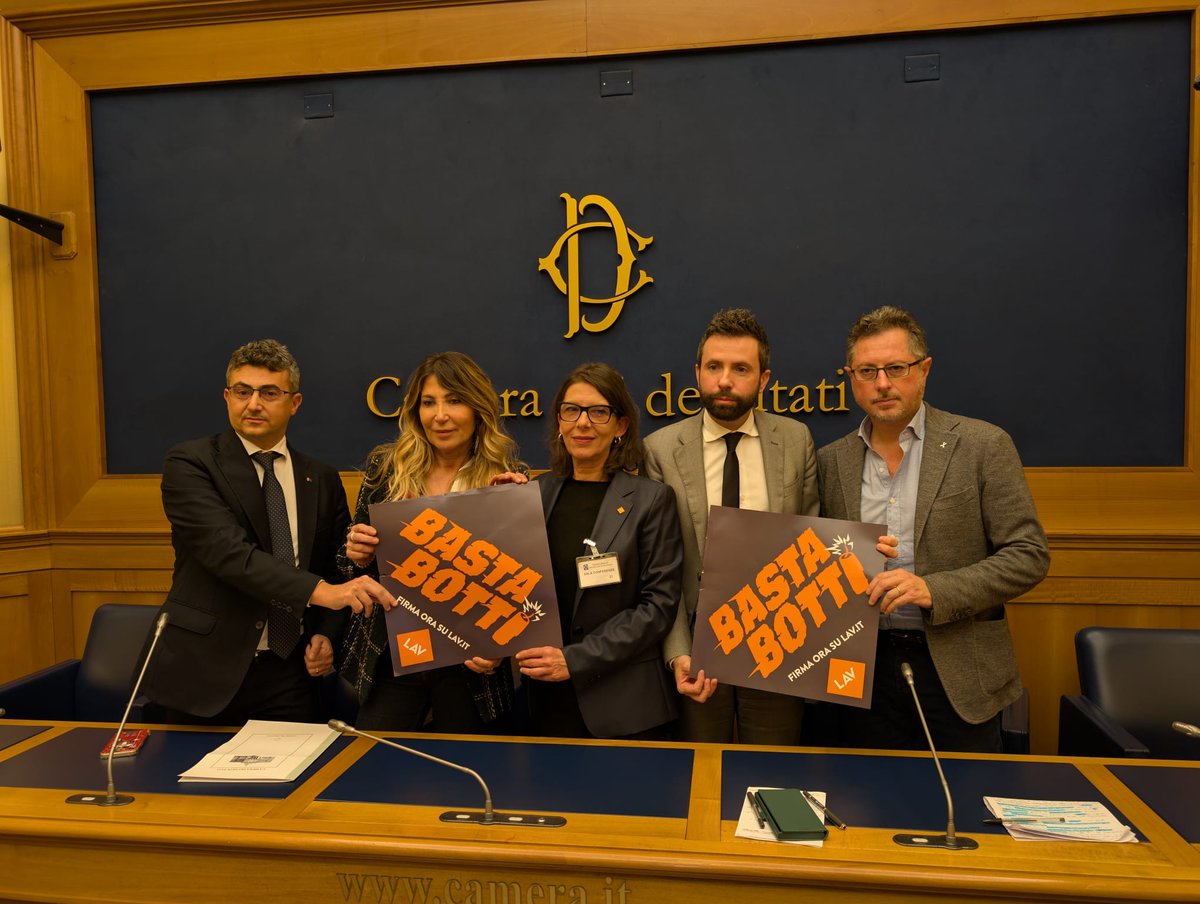 Europa Verde - Verdi (@europaverde_it) on Twitter photo Come #AlleanzaVerdiSinistra sosteniamo la campagna della <a href="/LAV_Italia/">LAV</a> #bastabotti, firma anche tu🔗lav.it/basta-botti
<a href="/DevisDori/">Devis Dori</a> <a href="/NotizieFrance/">Francesco Borrelli</a> Come #AlleanzaVerdiSinistra sosteniamo la campagna della <a href="/LAV_Italia/">LAV</a> #bastabotti, firma anche tu🔗lav.it/basta-botti
<a href="/DevisDori/">Devis Dori</a> <a href="/NotizieFrance/">Francesco Borrelli</a>