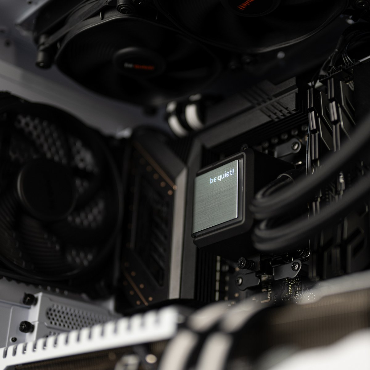bequietofficial's tweet photo. A clean white build… with a killer twist. 🖤🤍
PC Elegance pairs the Dark Base Pro 901 White and Silent Loop 2 for a setup that's sharp, sleek, and a little scary. 👀🔪
#bequiet #DarkBasePro901 #SilentLoop2 #PCbuild #ScreamSetup #CleanBuild https://t.co/opUKXO4bKz