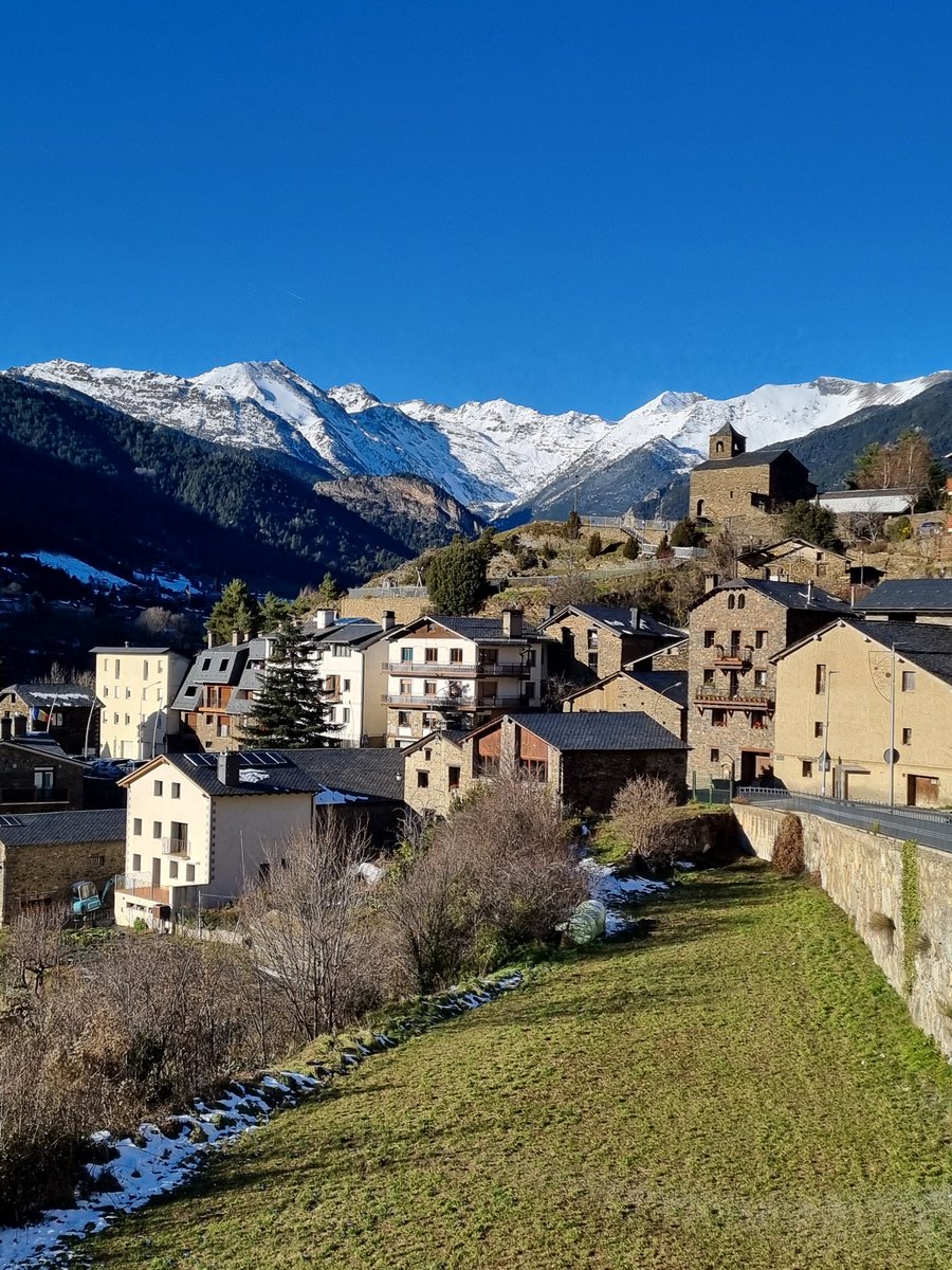 jecbosch14's tweet image. Magnífica vista del poble #Anyos 🤩 amb l&apos;església de Sant Cristòfol i les muntanyes nevades de fons❤️🇦🇩
A 5°C de temperatura 🌞
#lamassana #andorra #andorrabloggers #andorramountains #andorralovers #descobreixandorra #andorrainfo #andorraturisme #visualmeteo #meteo #meteoandorra