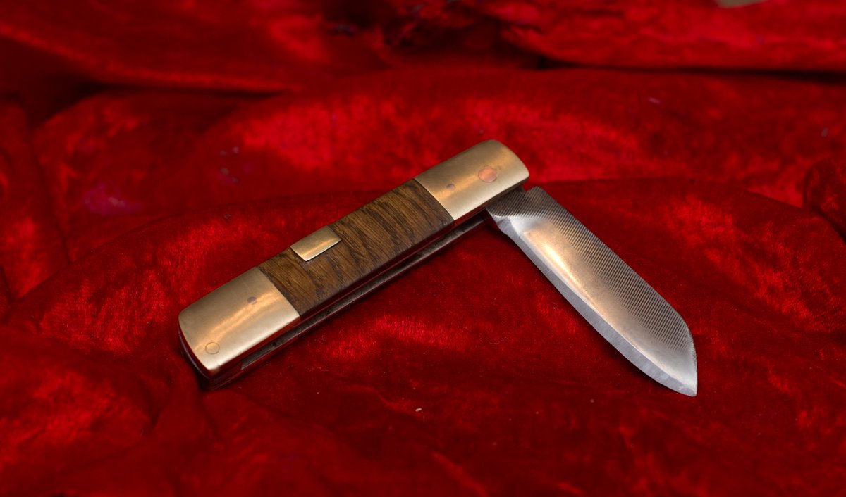 SiBarberPhoto's tweet photo. Gardening knife and slip I made for my Mum from recovered brass and oak. #slipjoint https://t.co/VBe3skqmNQ