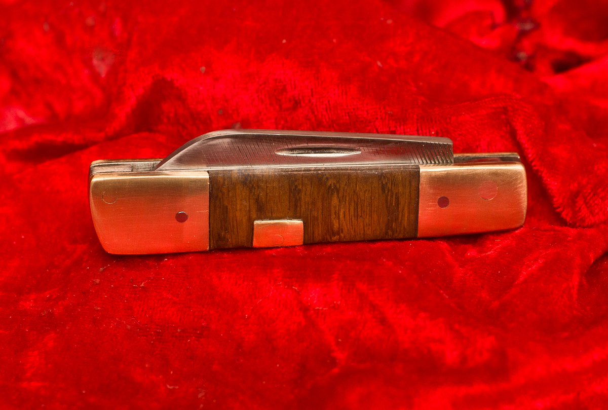 SiBarberPhoto's tweet photo. Gardening knife and slip I made for my Mum from recovered brass and oak. #slipjoint https://t.co/VBe3skqmNQ