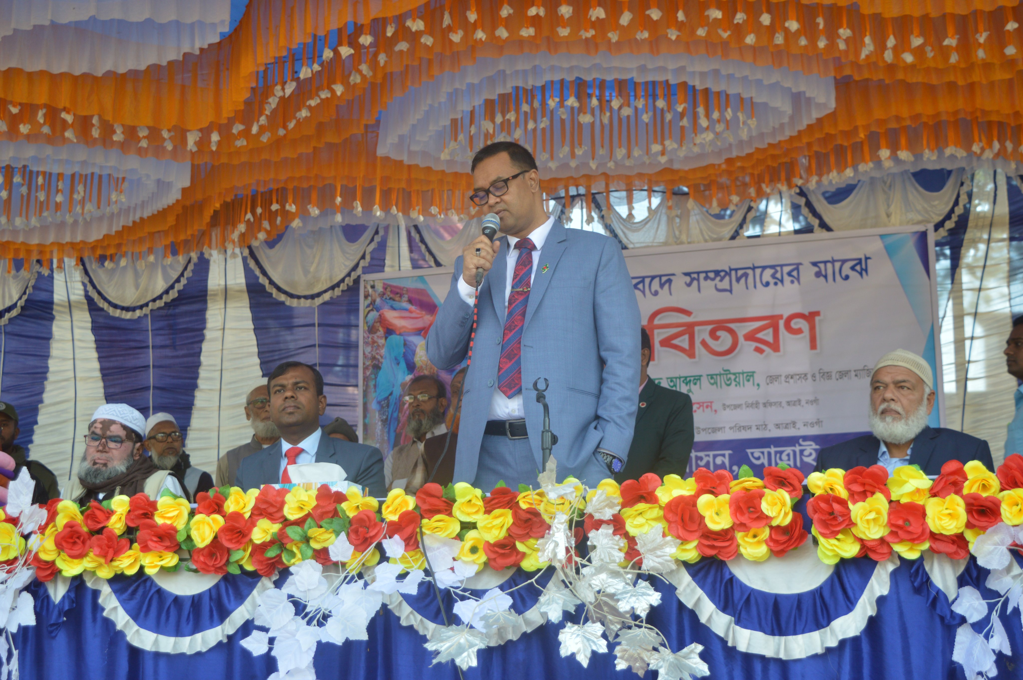 আত্রাইয়ে কুলি ও ভাসমান বেদে সম্প্রদায়ের মাঝে জেলা প্রশাসকের কম্বল বিতরণ