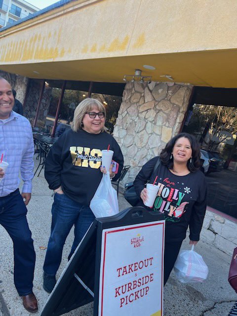 Leigha_Curry7's tweet photo. Work laugh & joke, but we get this work! Happy Holidays from Unit 2! #WinterBreakLoading #BreakfastofChampions #letlovelead ๐ #EliteAchievers @petecarter3 @LupitaNarvaez4 https://t.co/ISCRaR95ov