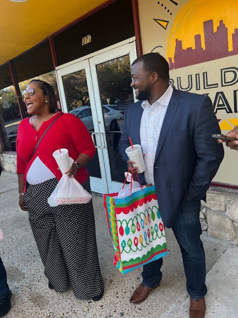 Leigha_Curry7's tweet photo. Work laugh & joke, but we get this work! Happy Holidays from Unit 2! #WinterBreakLoading #BreakfastofChampions #letlovelead ๐ #EliteAchievers @petecarter3 @LupitaNarvaez4 https://t.co/ISCRaR95ov
