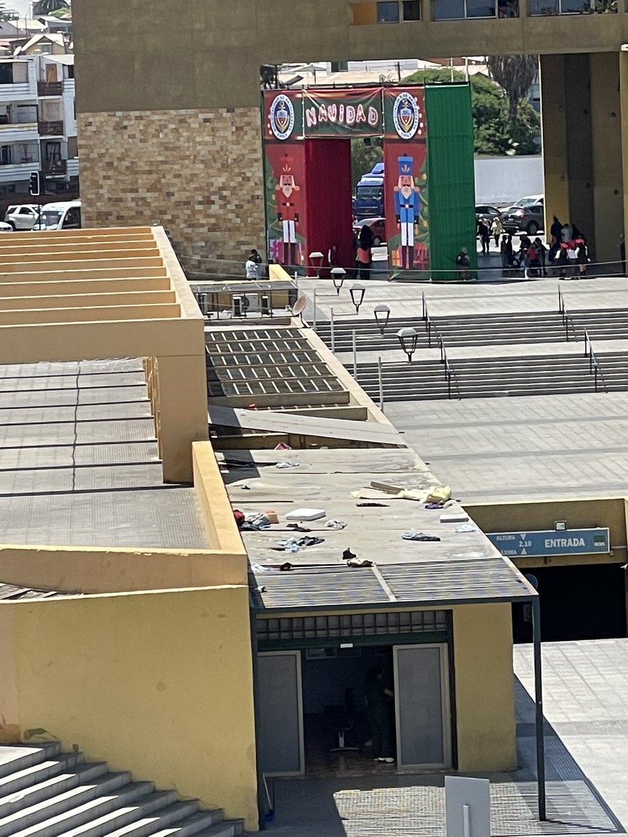 lorececilia's tweet photo. @SachaRazmilic alcalde un detalle que mejorar en el techo  que lo más probable sea basura de las personas en situación de calle. https://t.co/DlTxmR4Nsz