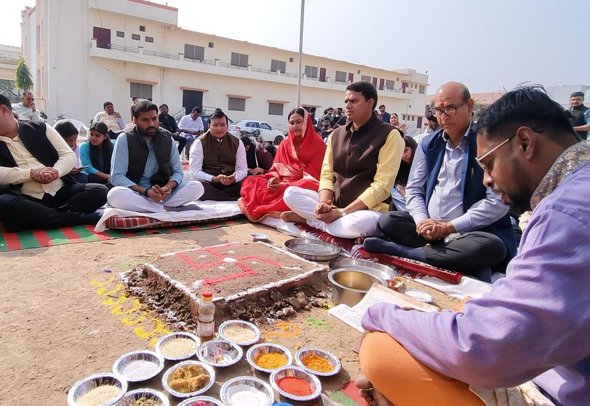 VirendraSinghHV's tweet photo. अभाविप चित्तौड़ प्रांत के 60वें प्रांत अधिवेशन का भूमिपूजन सेक्टर 4 विद्या निकेतन विद्यालय परिसर उदयपुर में संपन्न हुआ। जिसमें मुख्य रूप से प्रांत सहकार्यवाह दीपक जी शुक्ल एवं महानगर संघचालक गोविंद जी अग्रवाल उपस्थित रहें ।
@abvpchittor https://t.co/7fATPTxuxB