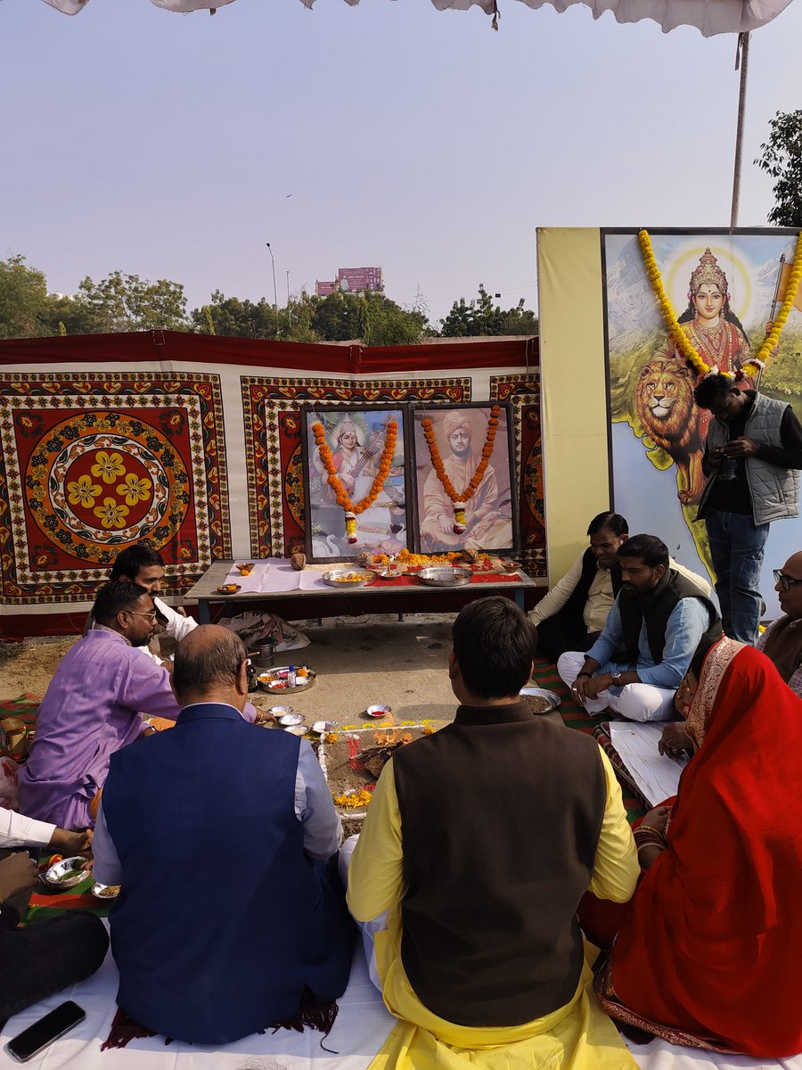 VirendraSinghHV's tweet photo. अभाविप चित्तौड़ प्रांत के 60वें प्रांत अधिवेशन का भूमिपूजन सेक्टर 4 विद्या निकेतन विद्यालय परिसर उदयपुर में संपन्न हुआ। जिसमें मुख्य रूप से प्रांत सहकार्यवाह दीपक जी शुक्ल एवं महानगर संघचालक गोविंद जी अग्रवाल उपस्थित रहें ।
@abvpchittor https://t.co/7fATPTxuxB