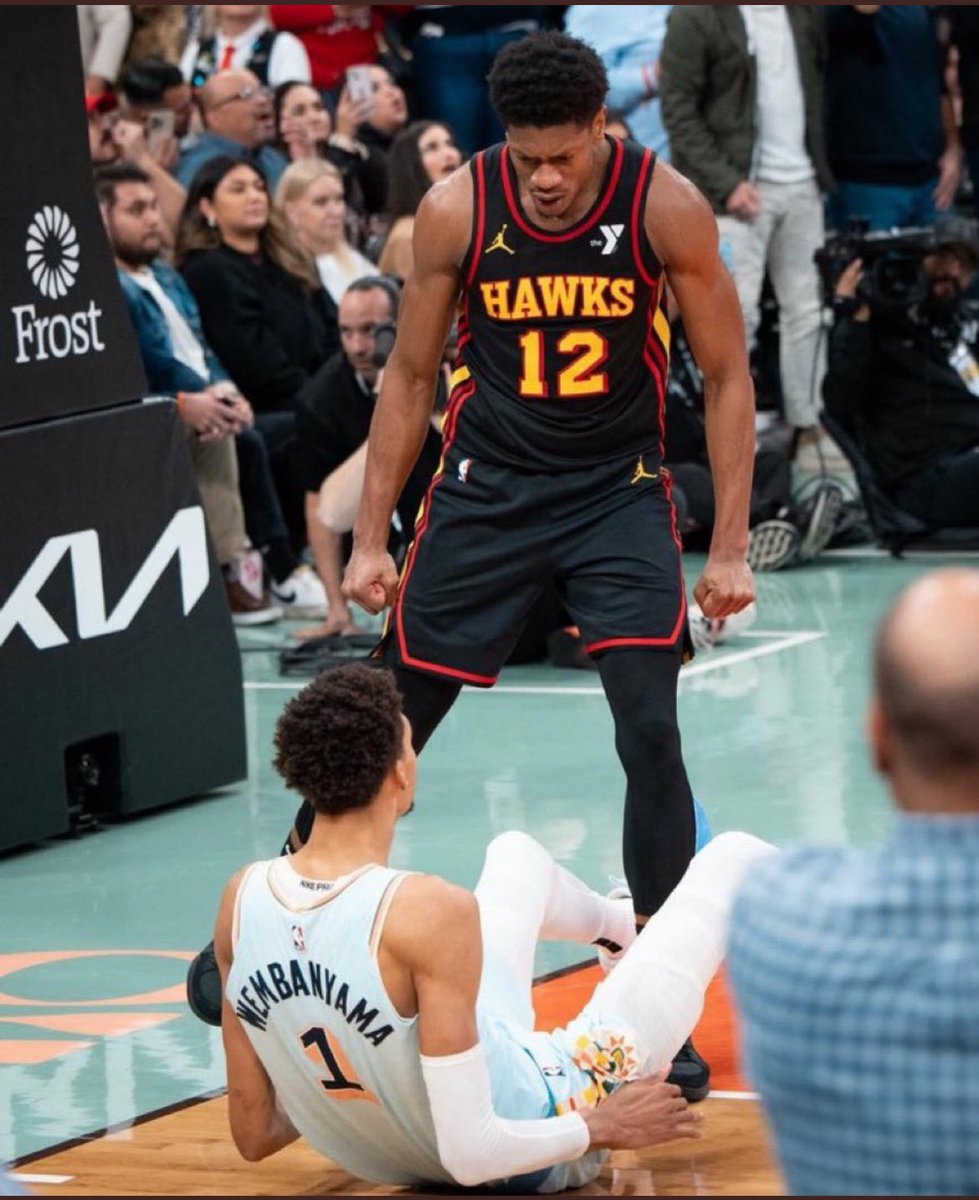 escott1028's tweet photo. Greatest photo in NBA history https://t.co/2KkHPW0pLT