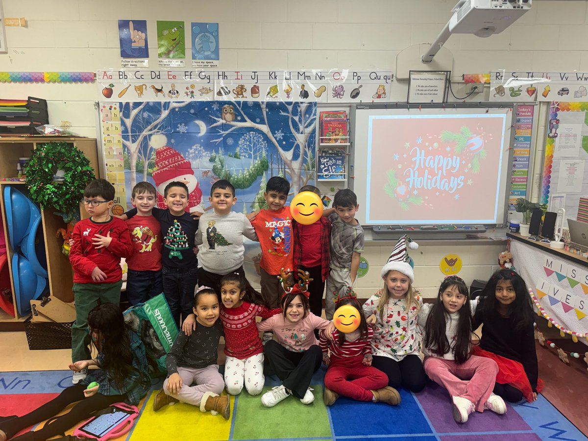 MissIves23's tweet photo. Holiday Spirit Week⛄️🎄🚂❄️🎅🏼 https://t.co/iAb7vyAPGZ