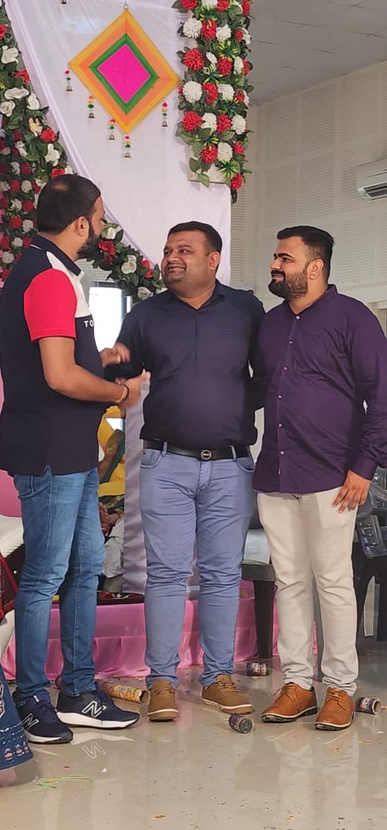 iamSamirPopat's tweet photo. મજબૂત વ્યક્તિત્વના ધણી, અપાર ઊર્જાના સ્ત્રોત અને પ્રભાવશાળી તથા કુશળ કાર્યસાધક એવા અમારા લોક લાડીલા નેતા જયેશભાઈને જન્મદિવસની ખુબ ખુબ શુભેચ્છાઓ ... ⁦@ijayeshradadiya⁩ 💐🎂💐 https://t.co/Vq9fUpSpK8