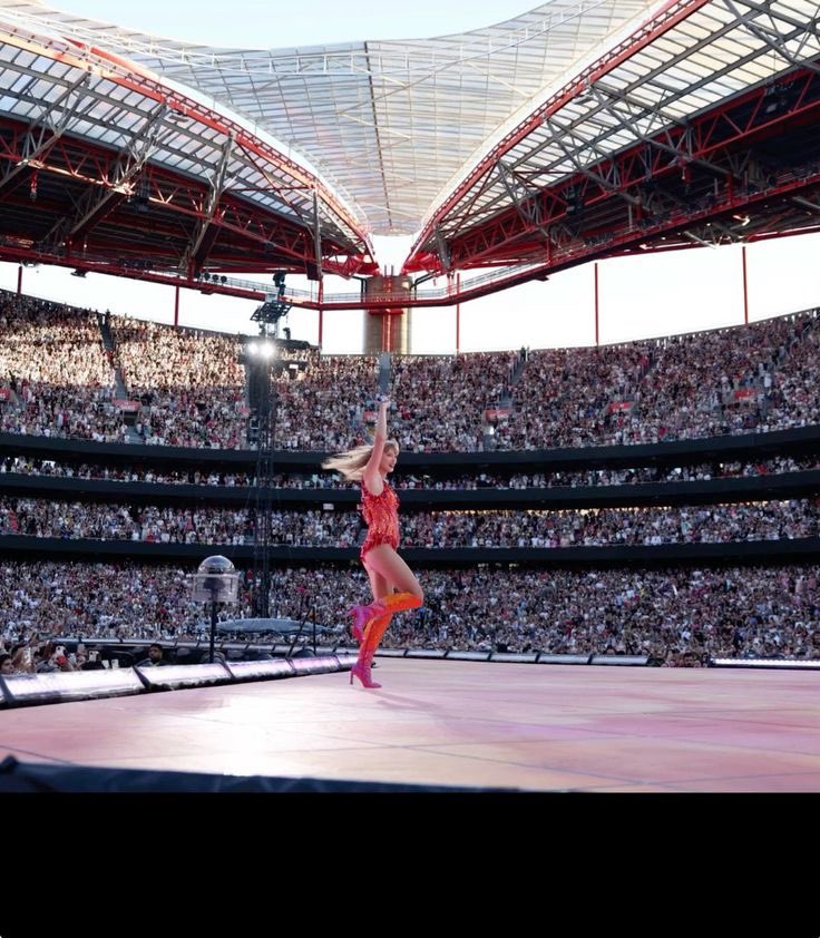 itstaytaylors's tweet photo. — The Eras Tour becomes the first and only tour in history to gross over $2 BILLION in ticket sales with over 10,168,008 attendees https://t.co/2iBCG8idzB