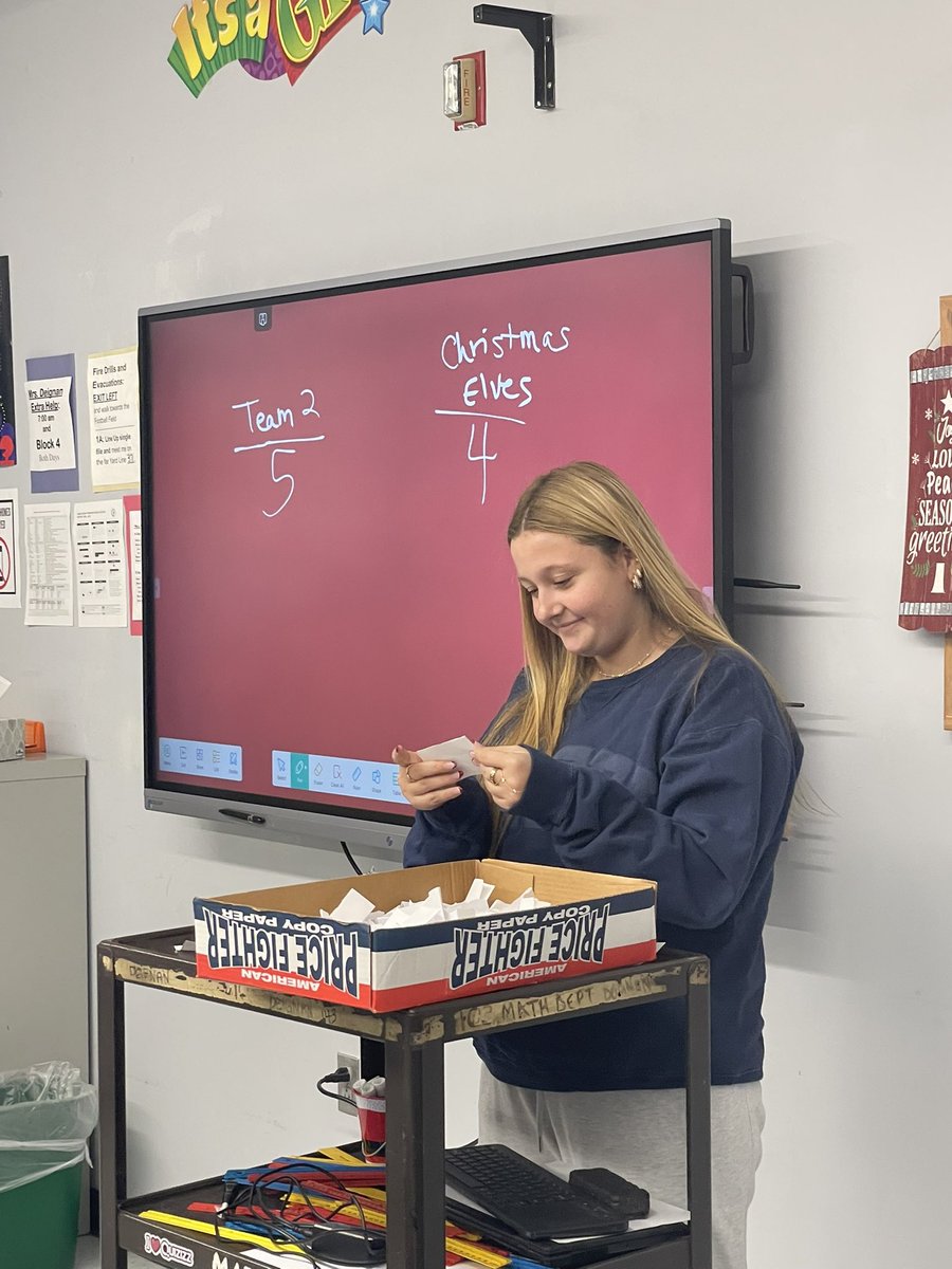 Crinkle Name Game🎄 tradition continues with an icon in the house! <a href="/RosenbloomMHSS/">Andrew Rosenbloom</a>