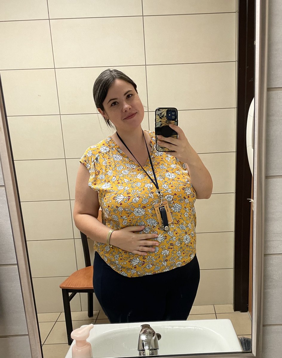MsTolhuizen's tweet photo. This was me about a month before I gave birth ¯\_(ツ)_/¯ 
(It also helps that I wasn’t exactly slender to begin with lol) https://t.co/g3rb0YY7XB