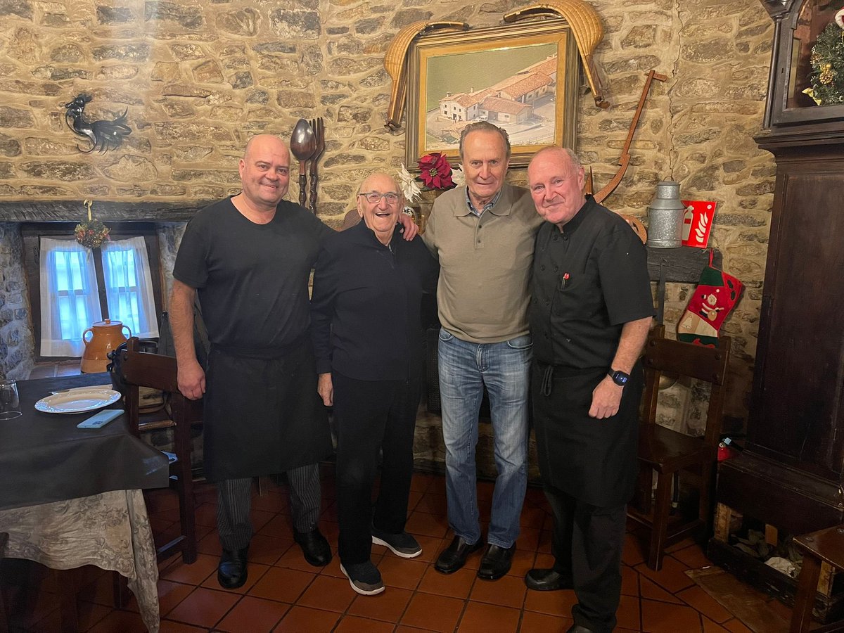 Hoy ha venido a celebrar su cumpleaños un grande del baloncesto y muy bien acompañado por cierto…dos grandes Aito García Reneses y Xabier Añua , gracias por la visita