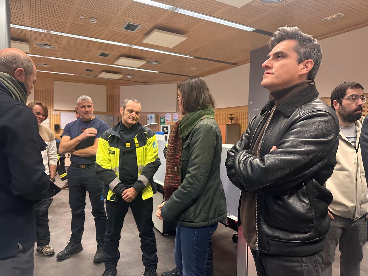 EnriqueRGH's tweet photo. Esta mañana hemos visitado el #CISEM para felicitar las #Navidades a los extraordinarios profesionales de @EmergenciasMad.
Gracias por estar en estas fiestas, y durante todo el año, siempre cerca, siempre cuidándonos. Muchas gracias!!! https://t.co/zjRYBheqG2