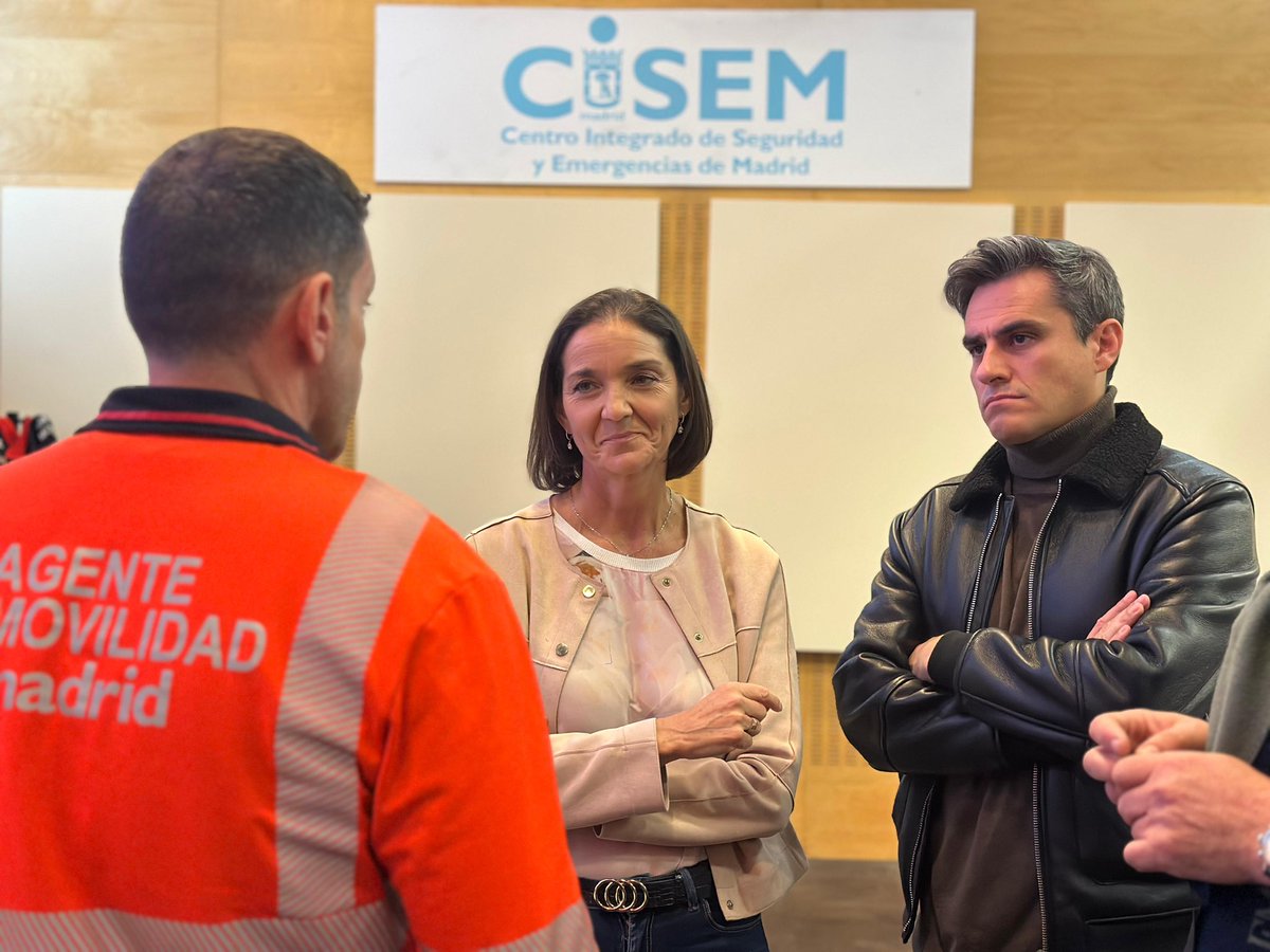 EnriqueRGH's tweet photo. Esta mañana hemos visitado el #CISEM para felicitar las #Navidades a los extraordinarios profesionales de @EmergenciasMad.
Gracias por estar en estas fiestas, y durante todo el año, siempre cerca, siempre cuidándonos. Muchas gracias!!! https://t.co/zjRYBheqG2