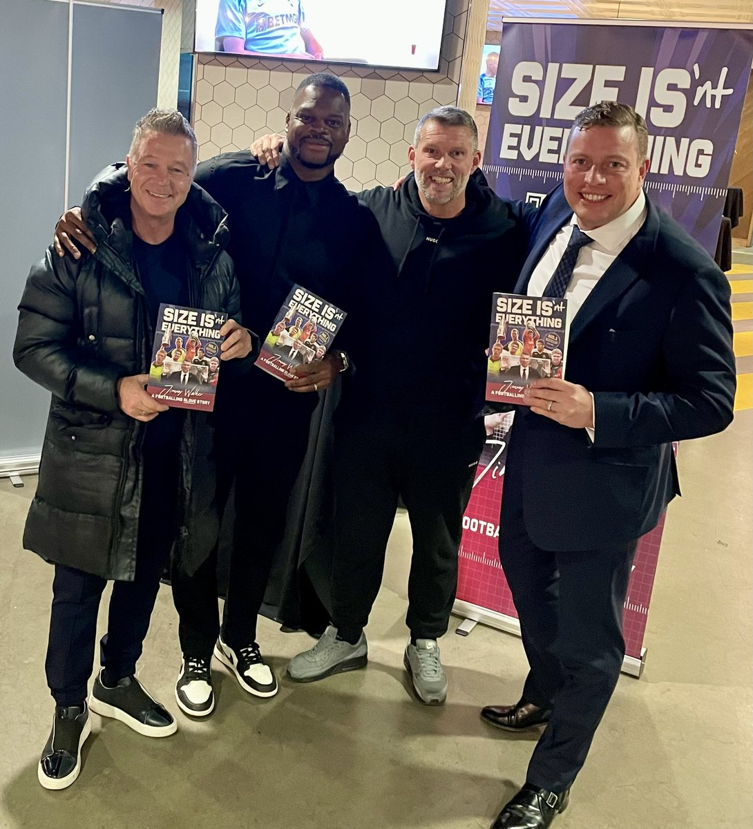 jimmywalker001's tweet image. Great night last night ⚒️🎉❤️
The bosh @iamtomskinner on the 🎤💙 Luisa and Bellsy with some bangers 🕺💃🎶 ..even had @Mazer_9 on the decks 💥🎉 ..a massive thanku to everyone who bought the book…hope u enjoy💥❤️ #sizeisnteverything 👍