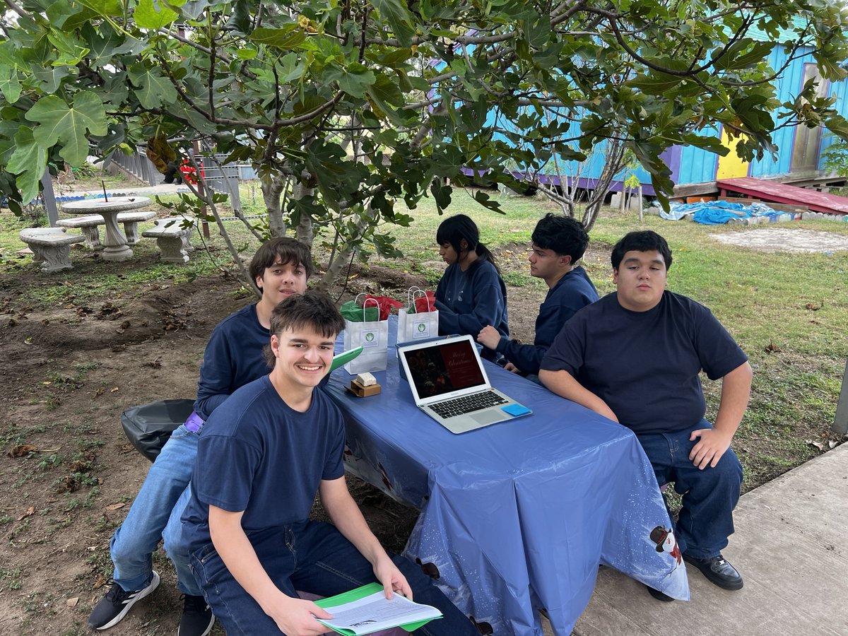 DJGaleana7's tweet image. Students and parents had  a wonderful time @IandGCenter this past week as we celebrated and shared the ongoing educational #projects that our students have been working on. @gutiexfer @McAllenISD @CityofMcAllen #studentprojects #positivechange #selfesteem
