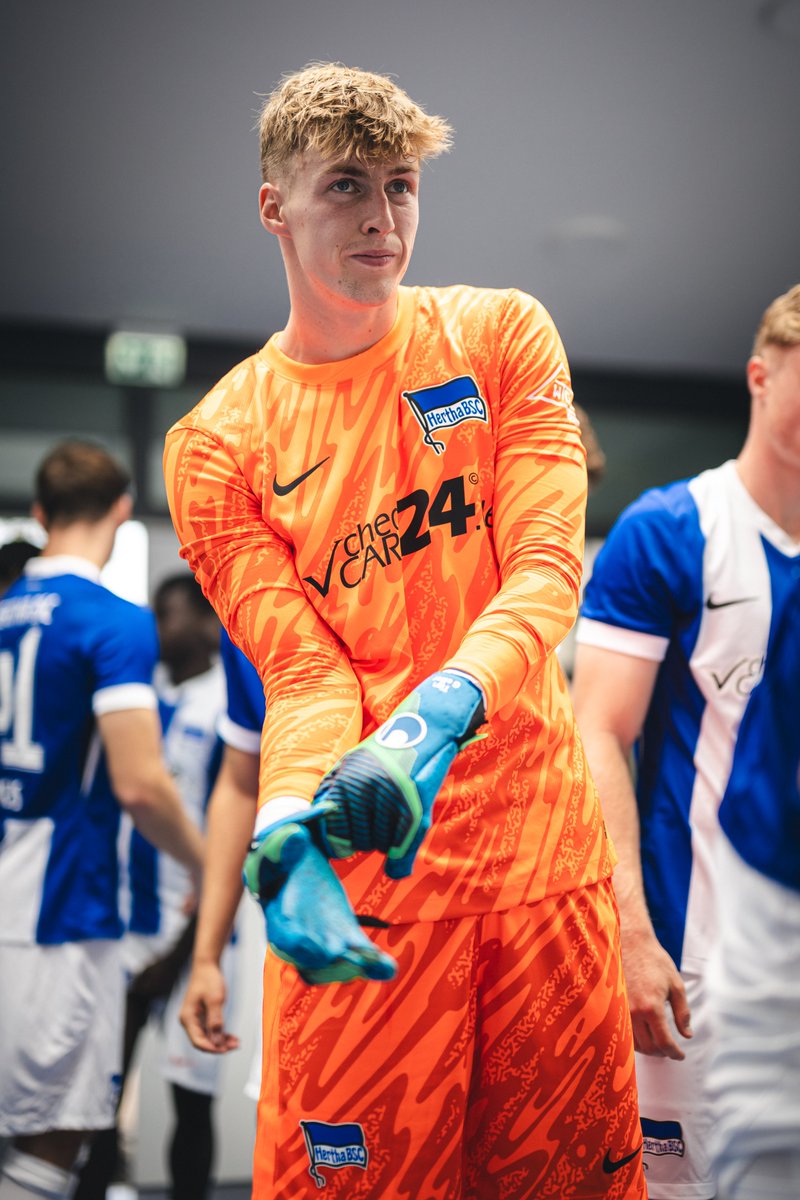 Hertha BSC (@herthabsc) on Twitter photo „Es war einfach cool, täglich mit Freunden zu zocken und gemeinsam erwachsen zu werden.“ 🥹💙 Tim #Goller über die Zeit bei den <a href="/HerthaBubis/">Hertha BSC Fußball-Akademie</a>, seine Highlights in der bisherigen Saison bei der #BSCU23 & bei den Profis: herthab.sc/Story-Tim-Goll… 📝
#HaHoHe „Es war einfach cool, täglich mit Freunden zu zocken und gemeinsam erwachsen zu werden.“ 🥹💙 Tim #Goller über die Zeit bei den <a href="/HerthaBubis/">Hertha BSC Fußball-Akademie</a>, seine Highlights in der bisherigen Saison bei der #BSCU23 & bei den Profis: herthab.sc/Story-Tim-Goll… 📝
#HaHoHe