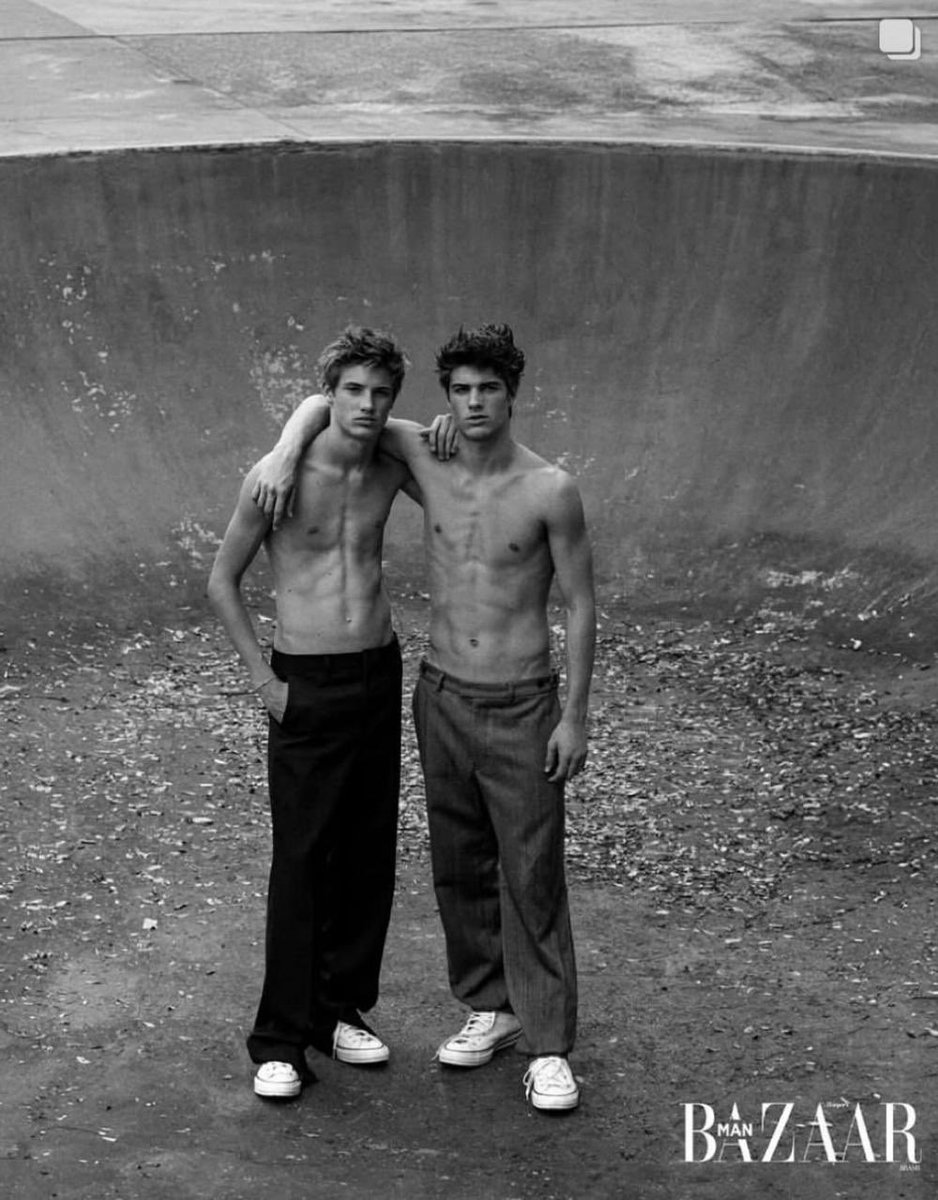 HugoGloss's tweet photo. Quando talento e estilo vêm de família! 👬✨ Os gêmeos João e Francisco Hilbert arrasaram na nova #BAZAARMan. Além de estamparem um recheio impecável, eles também estão na capa da revista. Com Rodrigo Hilbert e Fernanda Lima de pais, a genética só podia ser de ouro, né? Criados a pão de ló, num forninho feito pelo próprio pai! Kkkk (📸: @BazaarBR)