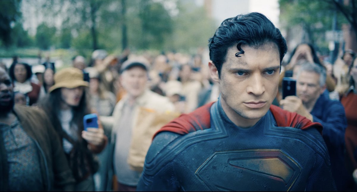 SiteJamesons's tweet photo. 🚨 O SUPERMAN PRECISA DAR CERTO!

Todos os marvetes tem obrigação de torcer pelo sucesso do filme do Superman. Por dois motivos muito simples.

1. A DC finalmente acertando no cinema, significa que finalmente teremos concorrência em Hollywood.

Isso só vai forçar a Marvel a melhorar ainda mais suas produções. A ser mais criteriosa na analise de qualidade de quais projetos recebem sinal verde. Pois se começar a vacilar demais, pode perder seu público.

Um estúdio obriga o outro a manter um patamar alto de qualidade.

Então nós, Marvetes e DCnautas, enquanto público alvo dos dois estúdios, só temos a ganhar com mais concorrência no mercado.

2. Quando a DC vence, a Marvel vence junto. Quando a DC fracassa, a Marvel fracassa junto.

Pois com o fracasso de um filme de herói, vem junto o papo chato da saturação dos filmes de heróis. Que atinge todas as produções. TODAS.

Então se o sucesso do Superman contribuir para os críticos que adoram fazer análises rasas mudarem o disco e pararem de falar em saturação igual a uns papagaios, já teremos vencido.

Boa sorte, Superman.