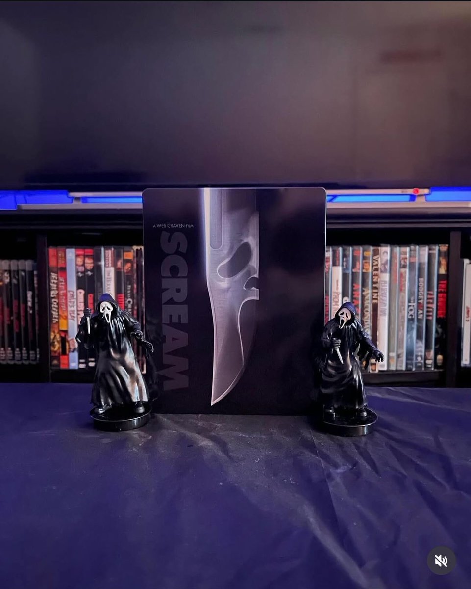Dequail5's tweet photo. HAPPY ANNIVERSARY TO THE ORIGINAL SCREAM RELEASED IN THEATERS 28 YEARS AGO TODAY🩸🔪👻📞
#WesCraven #Scream96 #Ghostface https://t.co/k5dc54P6ql