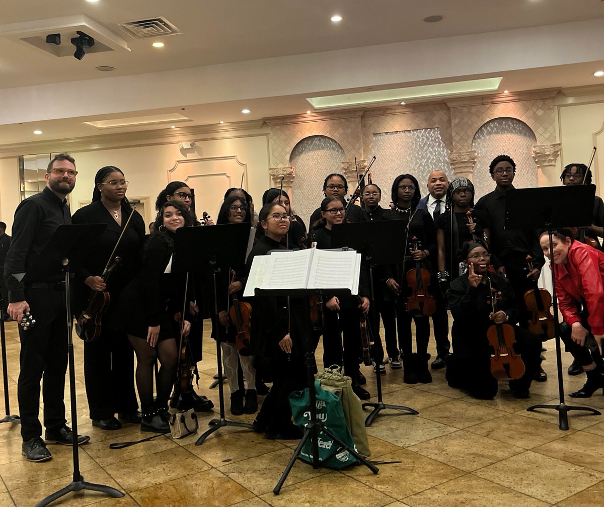 Thank you @CarlHeastie for inviting One World Middle School MS 529 to perform at your holiday celebration! It was an amazing opportunity for the students to share the joy of music with such an esteemed audience. We're so grateful for your support of ETM &amp; music education in NYC!