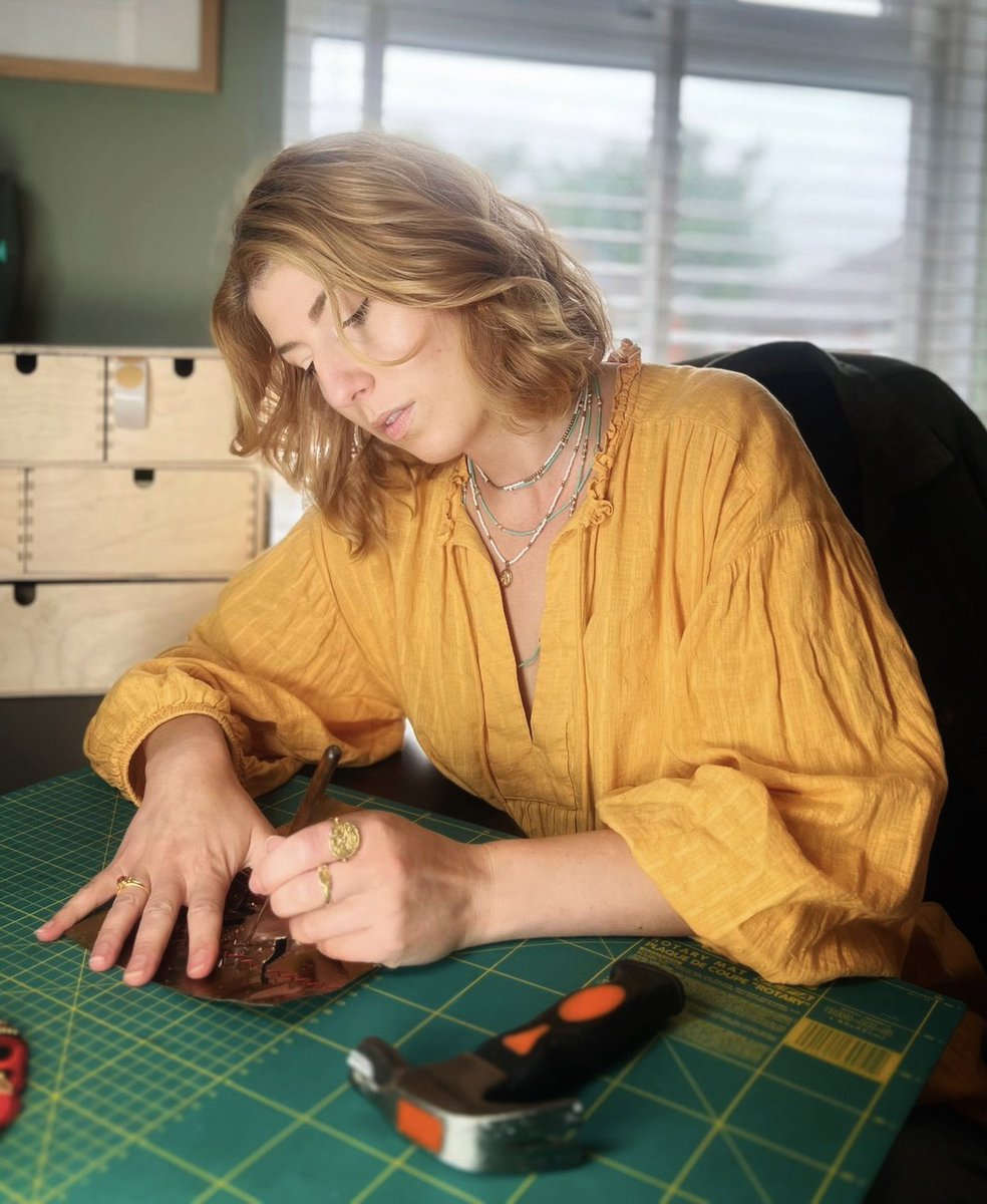 EgoisteGallery's tweet photo. Happiest of Birthdays to our multi talented Emma Pannell 🎉🎉  It’s been such a joy watching her journey in creation of art and besides that, she is an exceptional human ❤️‍🔥
.
 #contemporaryart #afflecks #femaleartist  #embroiderersguild #embroidery #originalart #metalwork https://t.co/Tw4oT6DriZ
