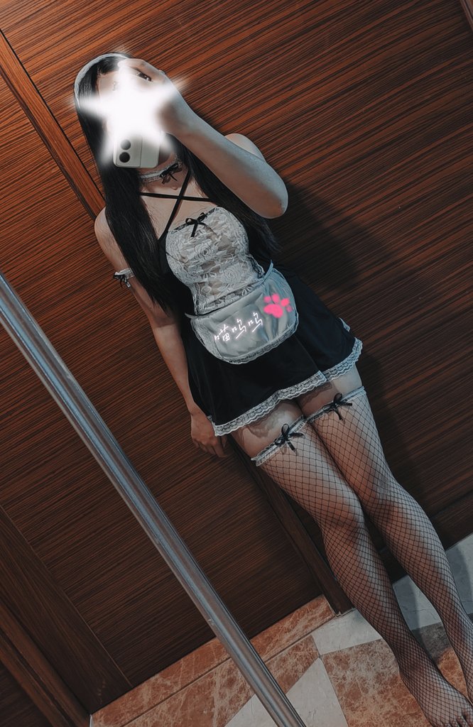meowuu010's tweet photo. 年底了，大家都好忙啊，没法被调教好难受��……呜呜呜😭
发点上周拍的存货吧，那天洗的香香的穿好女仆装在门口等着，结果人家迟到了！哼！闲得无聊，拍了几张~ https://t.co/RW9JUy9qUB