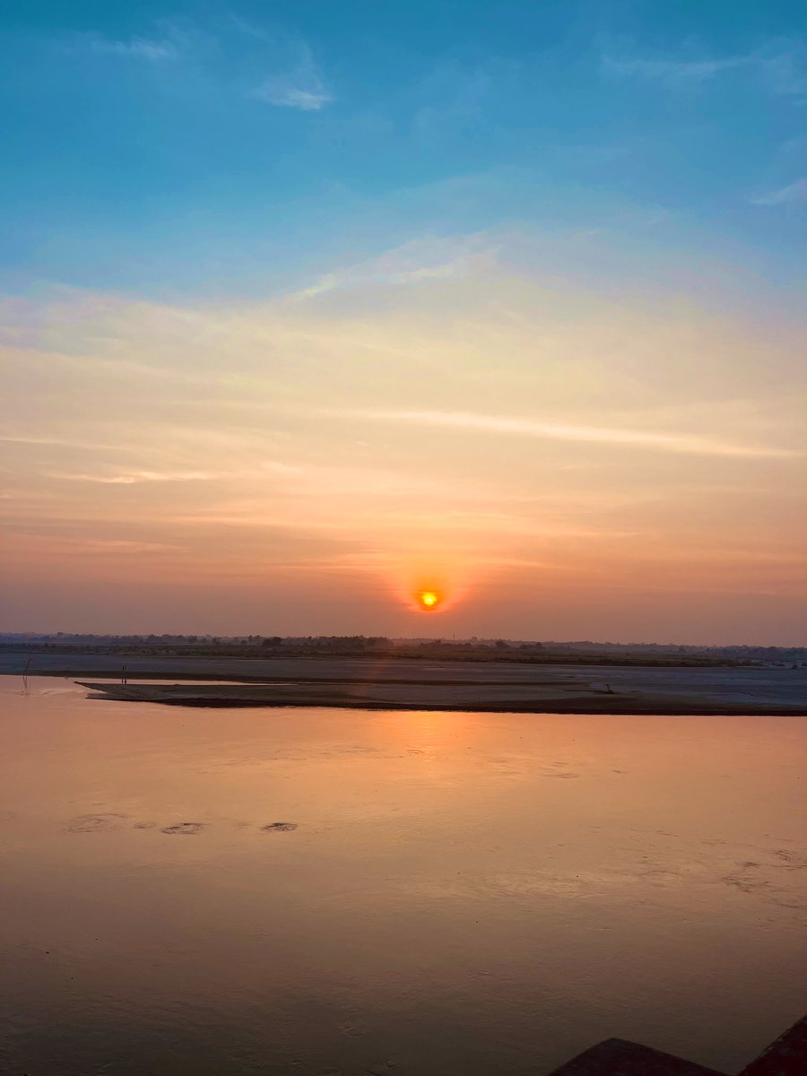 geetashrilachit's tweet photo. 20-12-2024: A Sunset state of Mind…

The sunset is a symbol of hope and a promise of a new day to come…✨

Only few days to go… #For2025

#BekiRiver 
#Barpeta
#Sunset 
#December2024 https://t.co/6vGM7TiaBL
