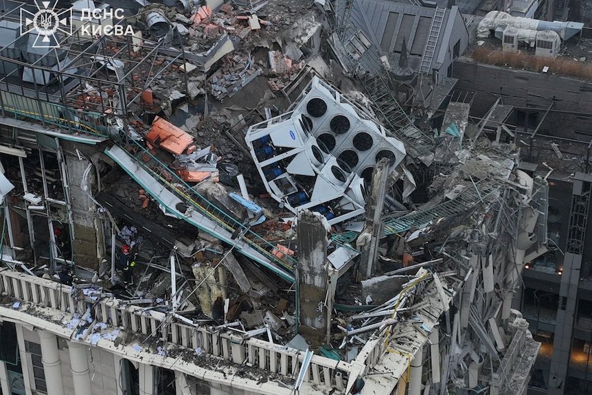 #Russia's missile attack that damaged the Portuguese Embassy in #Kyiv is a barbaric violation of international law which prohibits targeting diplomatic missions. 
 I stand in solidarity with <a href="/CommunityofDem/">CoD</a> Member 🇵🇹 Portugal and the diplomats affected.