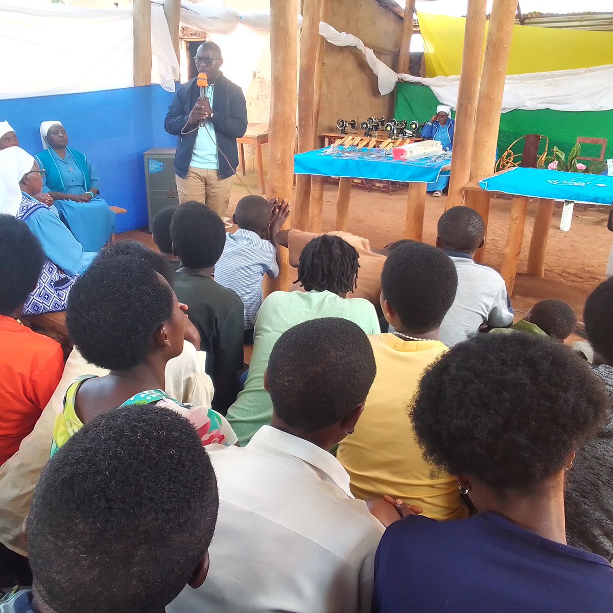 GISAGARAYEGO's tweet image. None ishuli #Umwana ni #Umuhanga ryigisha imyuga y'ubudozi n'ubwubatsi riherereye mu murenge wa #Kibilizi muri @GisagaraDistr hari gutangwa certificates k'Urubyiruko 45 rusoje kwiga imyuga k'ubufatanye n'Ikigo cy'Urubyiruko cy'Akarere @GISAGARAYEGO, @RwandaSouth @RwandaYouthArts